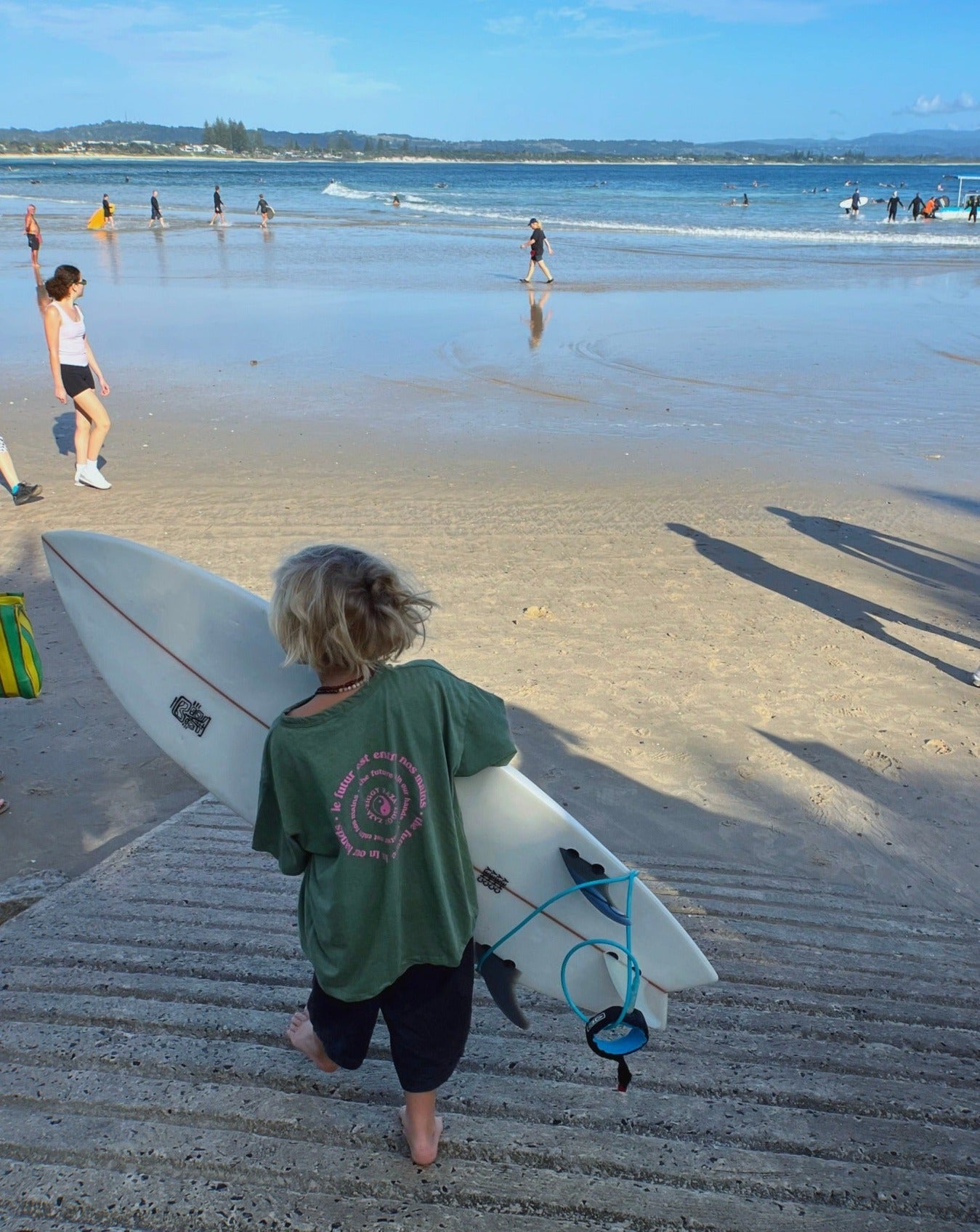 tee shirt with surfboard